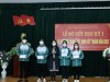 Cô Giáo Nguyễn Thị Tiến Lộc trao thưởng cho các tập thể tiêu biểu